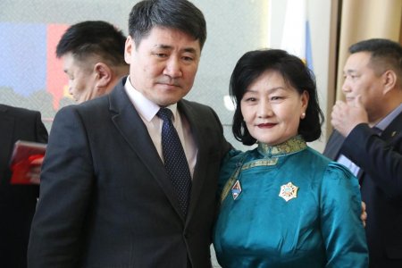 Монгол Улсын Ерөнхийлөгчийн зарлигаар Төрийн дээд шагналаар шагнуулсан хүмүүст одон медаль гардуулав Монгол Улсын Ерөнхийлөгчийн зарлигаар Төрийн дээд шагналаар шагнуулсан хүмүүст одон медаль гардуулав