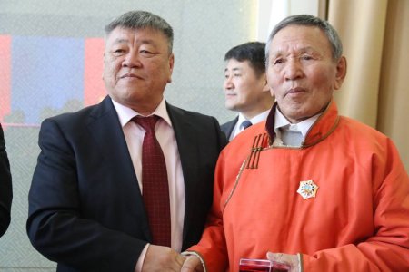 Монгол Улсын Ерөнхийлөгчийн зарлигаар Төрийн дээд шагналаар шагнуулсан хүмүүст одон медаль гардуулав Монгол Улсын Ерөнхийлөгчийн зарлигаар Төрийн дээд шагналаар шагнуулсан хүмүүст одон медаль гардуулав