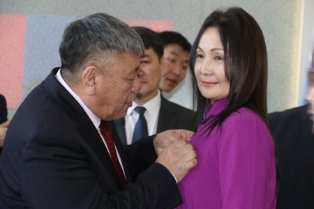 Монгол Улсын Ерөнхийлөгчийн зарлигаар Төрийн дээд шагналаар шагнуулсан хүмүүст одон медаль гардуулав Монгол Улсын Ерөнхийлөгчийн зарлигаар Төрийн дээд шагналаар шагнуулсан хүмүүст одон медаль гардуулав