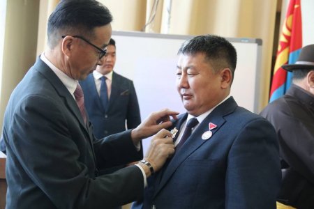 Монгол Улсын Ерөнхийлөгчийн зарлигаар Төрийн дээд шагналаар шагнуулсан хүмүүст одон медаль гардуулав Монгол Улсын Ерөнхийлөгчийн зарлигаар Төрийн дээд шагналаар шагнуулсан хүмүүст одон медаль гардуулав