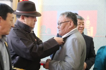 Монгол Улсын Ерөнхийлөгчийн зарлигаар Төрийн дээд шагналаар шагнуулсан хүмүүст одон медаль гардуулав Монгол Улсын Ерөнхийлөгчийн зарлигаар Төрийн дээд шагналаар шагнуулсан хүмүүст одон медаль гардуулав