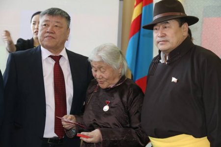 Монгол Улсын Ерөнхийлөгчийн зарлигаар Төрийн дээд шагналаар шагнуулсан хүмүүст одон медаль гардуулав Монгол Улсын Ерөнхийлөгчийн зарлигаар Төрийн дээд шагналаар шагнуулсан хүмүүст одон медаль гардуулав