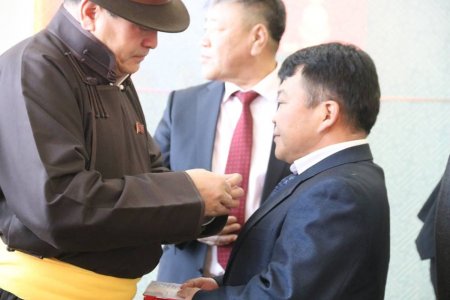 Монгол Улсын Ерөнхийлөгчийн зарлигаар Төрийн дээд шагналаар шагнуулсан хүмүүст одон медаль гардуулав Монгол Улсын Ерөнхийлөгчийн зарлигаар Төрийн дээд шагналаар шагнуулсан хүмүүст одон медаль гардуулав