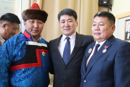 Монгол Улсын Ерөнхийлөгчийн зарлигаар Төрийн дээд шагналаар шагнуулсан хүмүүст одон медаль гардуулав Монгол Улсын Ерөнхийлөгчийн зарлигаар Төрийн дээд шагналаар шагнуулсан хүмүүст одон медаль гардуулав