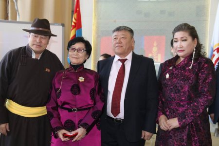 Монгол Улсын Ерөнхийлөгчийн зарлигаар Төрийн дээд шагналаар шагнуулсан хүмүүст одон медаль гардуулав Монгол Улсын Ерөнхийлөгчийн зарлигаар Төрийн дээд шагналаар шагнуулсан хүмүүст одон медаль гардуулав