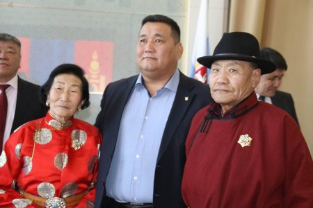 Монгол Улсын Ерөнхийлөгчийн зарлигаар Төрийн дээд шагналаар шагнуулсан хүмүүст одон медаль гардуулав Монгол Улсын Ерөнхийлөгчийн зарлигаар Төрийн дээд шагналаар шагнуулсан хүмүүст одон медаль гардуулав