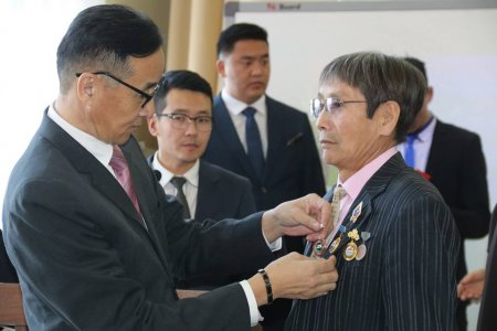 Монгол Улсын Ерөнхийлөгчийн зарлигаар Төрийн дээд шагналаар шагнуулсан хүмүүст одон медаль гардуулав Монгол Улсын Ерөнхийлөгчийн зарлигаар Төрийн дээд шагналаар шагнуулсан хүмүүст одон медаль гардуулав