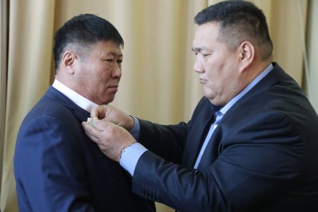 Монгол Улсын Ерөнхийлөгчийн зарлигаар Төрийн дээд шагналаар шагнуулсан хүмүүст одон медаль гардуулав Монгол Улсын Ерөнхийлөгчийн зарлигаар Төрийн дээд шагналаар шагнуулсан хүмүүст одон медаль гардуулав