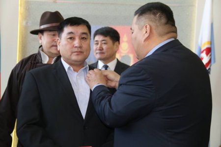 Монгол Улсын Ерөнхийлөгчийн зарлигаар Төрийн дээд шагналаар шагнуулсан хүмүүст одон медаль гардуулав Монгол Улсын Ерөнхийлөгчийн зарлигаар Төрийн дээд шагналаар шагнуулсан хүмүүст одон медаль гардуулав
