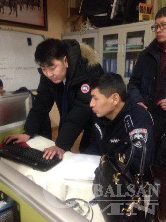 “Сод Монгол” группийнхэн хорооны цагдаатай нийлж хэвлэл мэдээллийн редакци руу халджээ