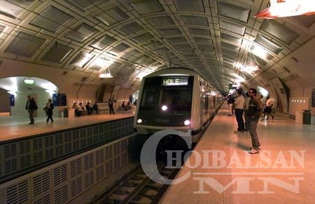 Парисын метронд сайхан бүсгүй руу удаан ширтэхийг хориглолоо