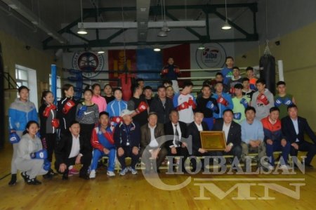 Өмнөд хөршөөс Монголын боксчдод 400 сая төгрөгийн ринг, бээлий зэрэг хандив өргөжээ