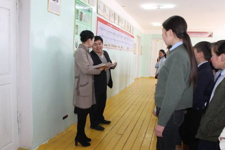 Баяндун сумын сурагчдад мөнгөн урамшуулал олгожээ