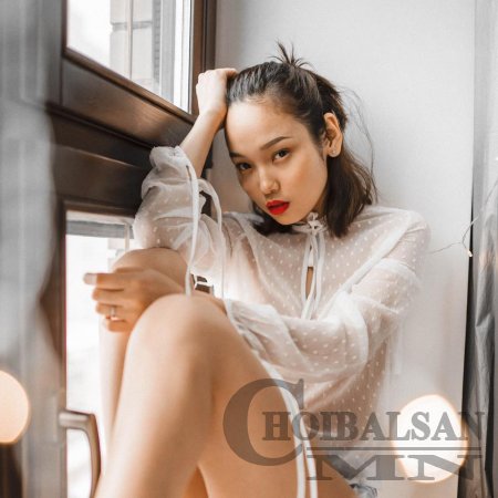 Модель О.Ариунзул томдсон хувцсаар гангарах дуртай