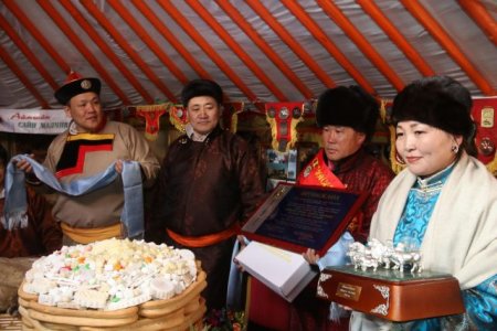 Улсын аварга малчин Б.Цогбадрахын шагналыг гардууллаа