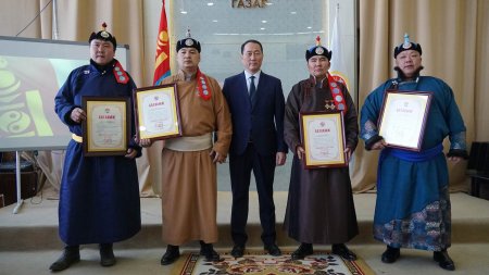Аймгийн Алдарт уяачдын шагналыг гардууллаа