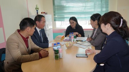 ХЭРЛЭН СУМЫН 10, 11 ДҮГЭЭР БАГТ ШИНЭЭР ЦЭЦЭРЛЭГ БАРИХ ХҮСЭЛТ ИРҮҮЛСЭНИЙ ДАГУУ АЙМГИЙН ЗАСАГ ДАРГА ГАЗАР ДЭЭР НЬ АЖИЛЛАЛАА