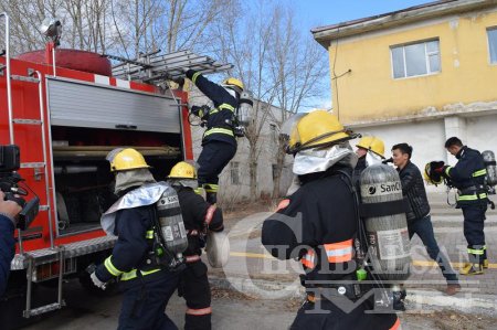 Шатахуун ачсан машин онхолдож, 200-300 литр нь асгарсан байсныг аюулгүй бол ...