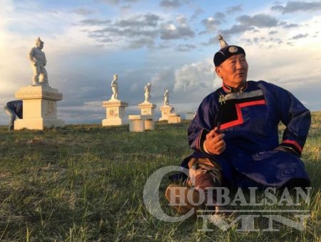 Бөхийн таван төрлийг илтгэсэн хөшөө босгов