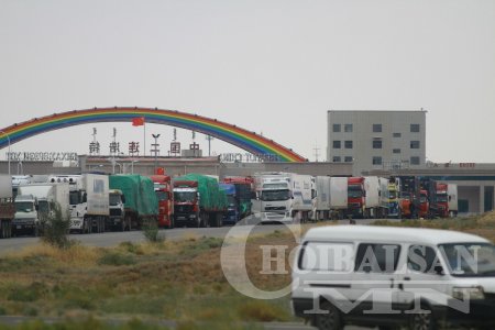 Хил гаалийн асуудлаа төр шийдээгүйгээс болж бараа бүтээгдэхүүний үнэ эрс нэ ...