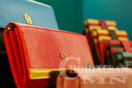 ҮЙЛДВЭРЛЭГЧ: Өнгөлөг, чанартай арьсан цүнх, хэтэвчийг гараар үйлдвэрлэдэг “Марал” брэнд